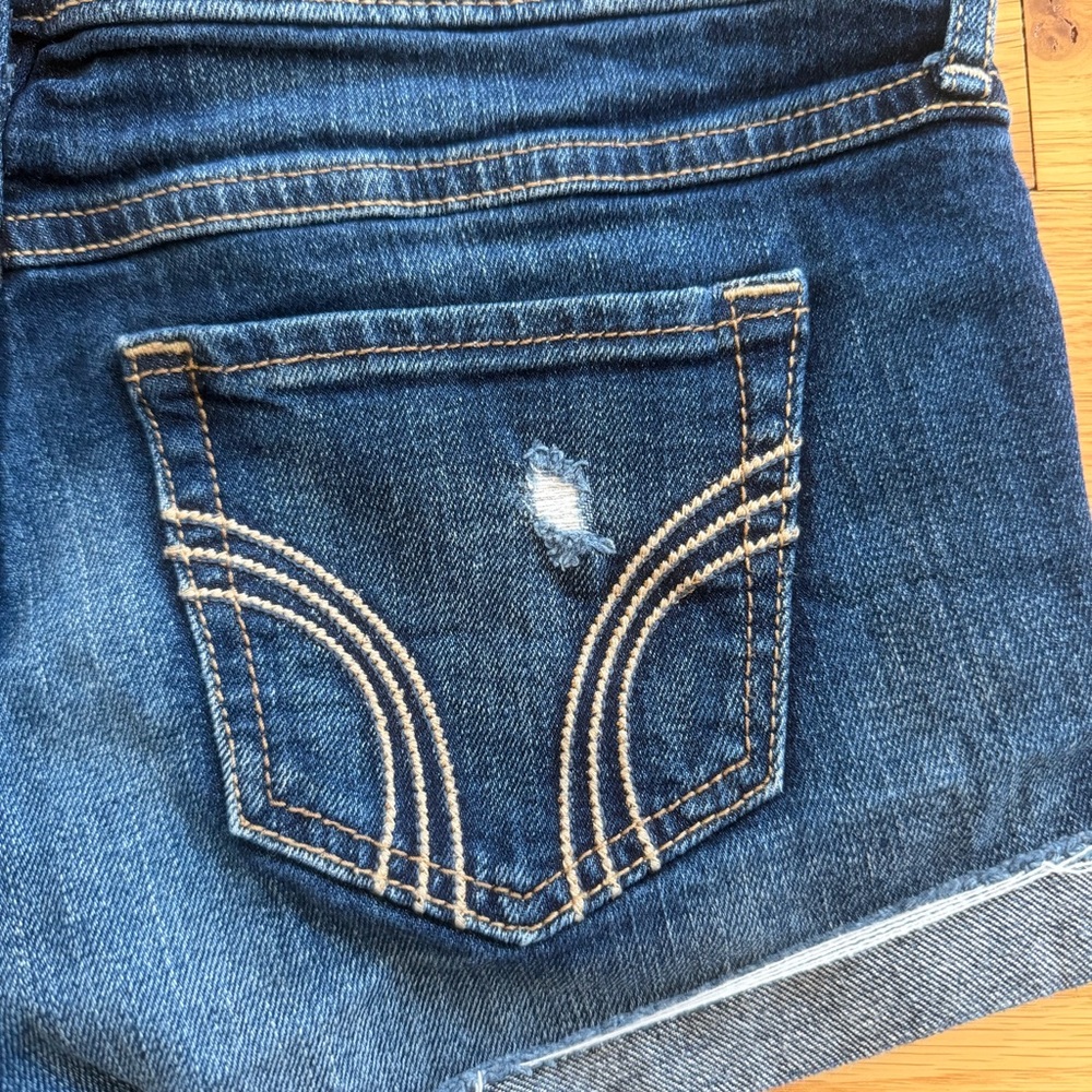 Hollister- Dark Wash Distressed Denim Short Shorts (Sz 1/25 Excellent Condition) - Picture 7 of 9